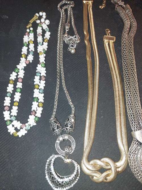 A DISCERNING LADIES VINTAGE COLLECTION OF QUALITY NECKLACES SOLD AS IS
