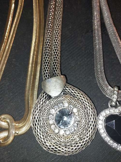 A DISCERNING LADIES VINTAGE COLLECTION OF QUALITY NECKLACES SOLD AS IS