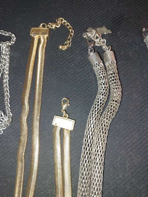 A DISCERNING LADIES VINTAGE COLLECTION OF QUALITY NECKLACES SOLD AS IS
