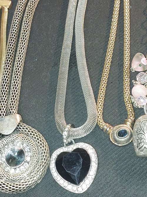 A DISCERNING LADIES VINTAGE COLLECTION OF QUALITY NECKLACES SOLD AS IS