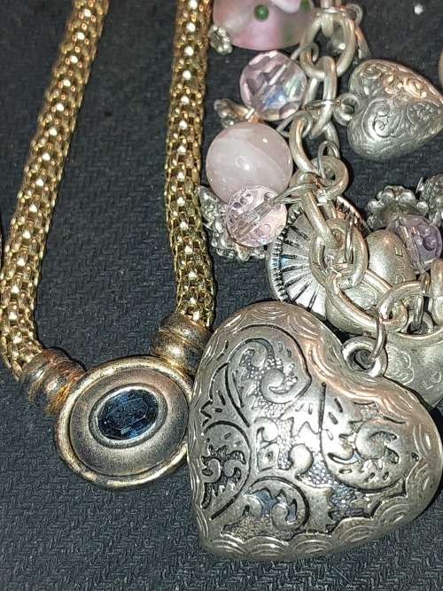 A DISCERNING LADIES VINTAGE COLLECTION OF QUALITY NECKLACES SOLD AS IS