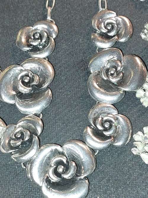 A DISCERNING LADIES VINTAGE COLLECTION OF QUALITY NECKLACES SOLD AS IS