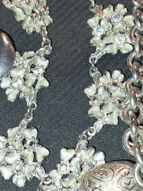 A DISCERNING LADIES VINTAGE COLLECTION OF QUALITY NECKLACES SOLD AS IS