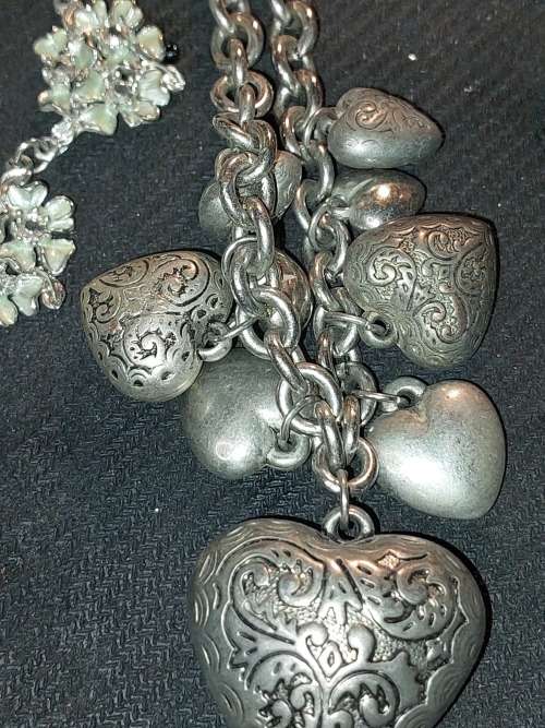 A DISCERNING LADIES VINTAGE COLLECTION OF QUALITY NECKLACES SOLD AS IS
