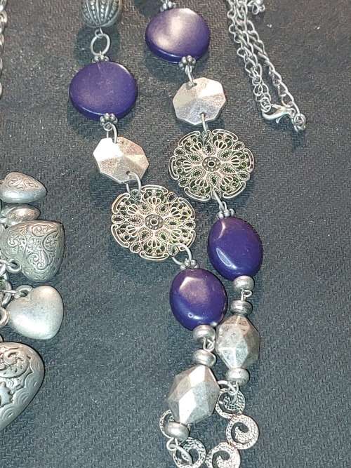 A DISCERNING LADIES VINTAGE COLLECTION OF QUALITY NECKLACES SOLD AS IS
