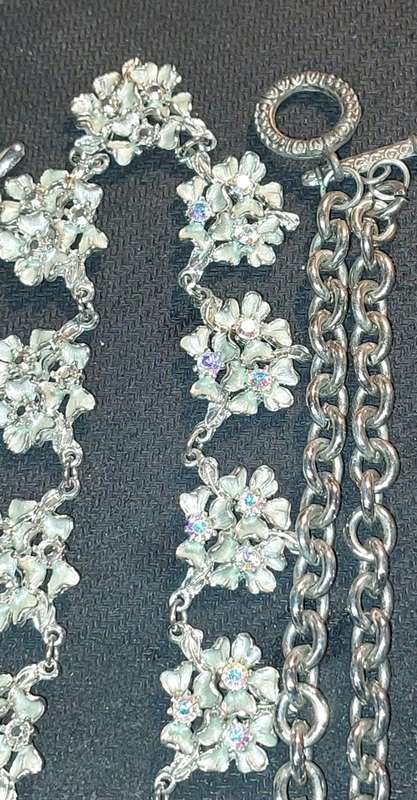A DISCERNING LADIES VINTAGE COLLECTION OF QUALITY NECKLACES SOLD AS IS