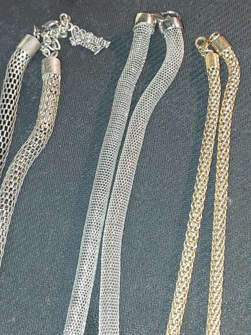 A DISCERNING LADIES VINTAGE COLLECTION OF QUALITY NECKLACES SOLD AS IS