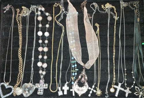 A VINTAGE COLLECTION JOBLOT SILVER AND GOLD-PLATED NECKLACES SOLD AS IS