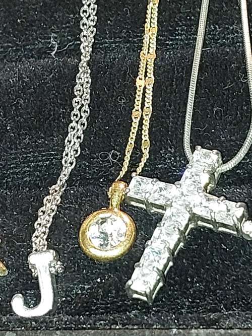 A VINTAGE COLLECTION JOBLOT SILVER AND GOLD-PLATED NECKLACES SOLD AS IS