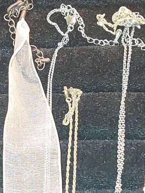 A VINTAGE COLLECTION JOBLOT SILVER AND GOLD-PLATED NECKLACES SOLD AS IS
