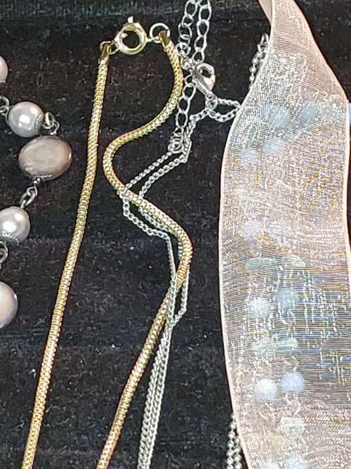A VINTAGE COLLECTION JOBLOT SILVER AND GOLD-PLATED NECKLACES SOLD AS IS