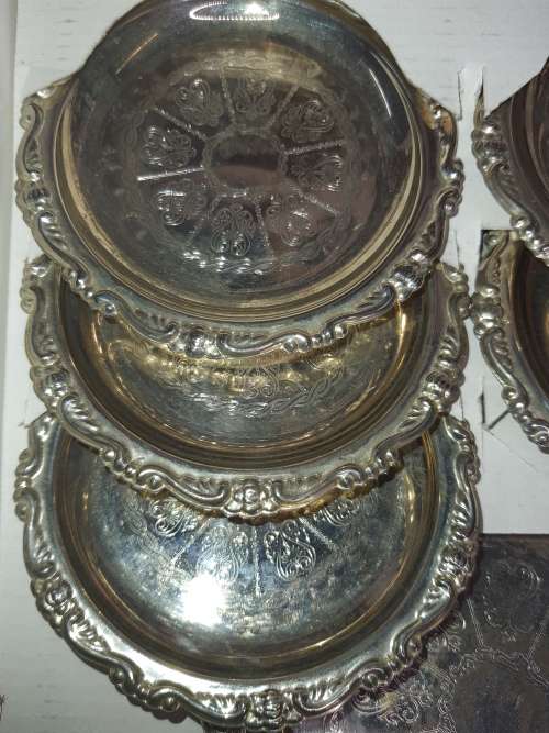 AN ELWECO SILVER PLATED ON STEEL FINGER FOOD SERVING TRAY SET IN GREAT CONDITION SOLD AS IS