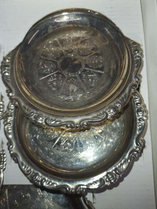 AN ELWECO SILVER PLATED ON STEEL FINGER FOOD SERVING TRAY SET IN GREAT CONDITION SOLD AS IS