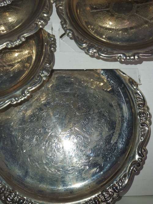 AN ELWECO SILVER PLATED ON STEEL FINGER FOOD SERVING TRAY SET IN GREAT CONDITION SOLD AS IS