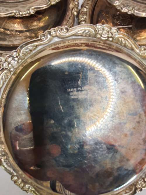 AN ELWECO SILVER PLATED ON STEEL FINGER FOOD SERVING TRAY SET IN GREAT CONDITION SOLD AS IS