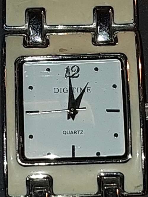 A VINTAGE JOBLOT WOMANS WATCHES SOLD AS IS NOT TESTED