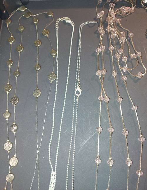 A VINTAGE JOBLOT RETRO COSTUME NECKLACES SOLD AS IS