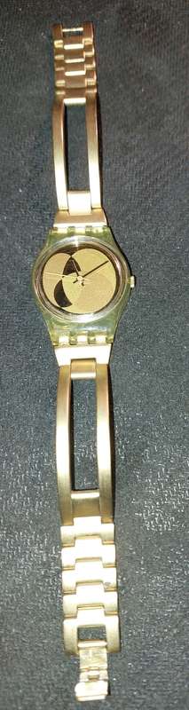A VINTAGE WOMANS GOLD TONE SWATCH WATCH WORKING NOT TESTED SOLD AS IS