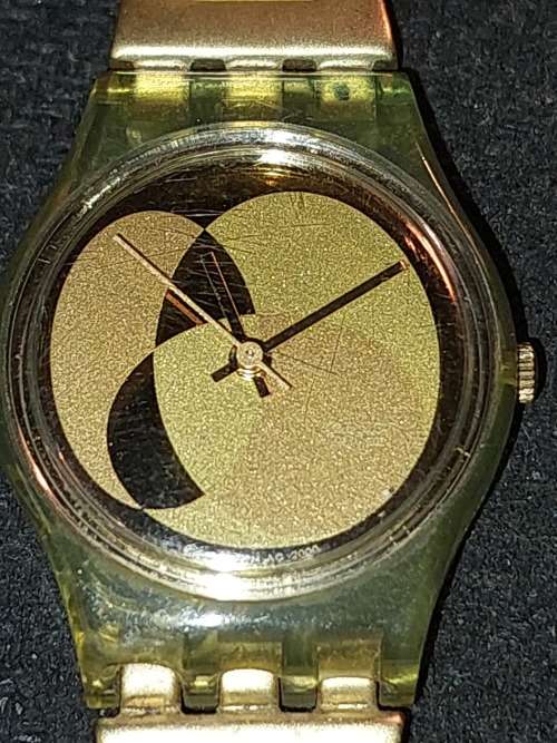 A VINTAGE WOMANS GOLD TONE SWATCH WATCH WORKING NOT TESTED SOLD AS IS