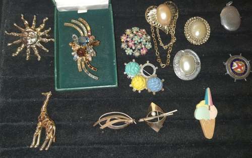 A COLLECTION OF VINTAGE BROOCHES WITH SEMI PRECIOUS STONES NOT TESTED SOLD AS IS