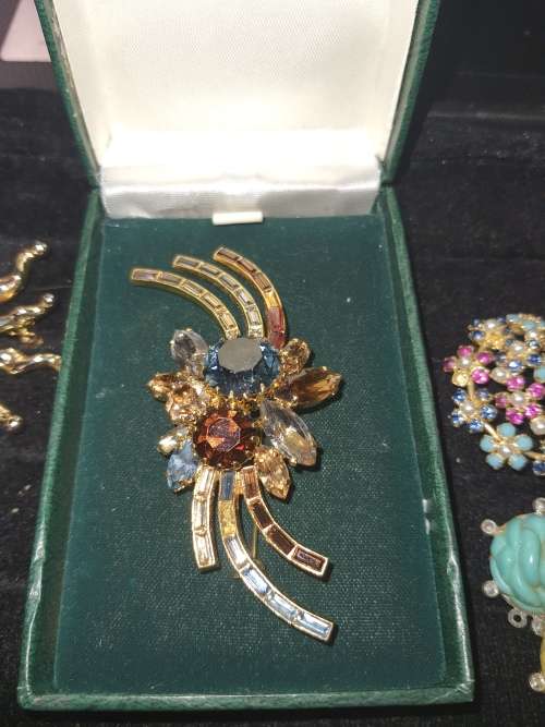 A COLLECTION OF VINTAGE BROOCHES WITH SEMI PRECIOUS STONES NOT TESTED SOLD AS IS