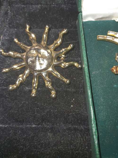 A COLLECTION OF VINTAGE BROOCHES WITH SEMI PRECIOUS STONES NOT TESTED SOLD AS IS
