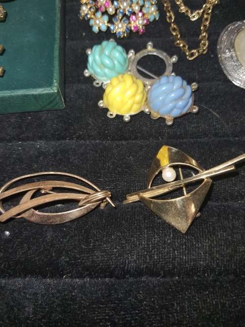 A COLLECTION OF VINTAGE BROOCHES WITH SEMI PRECIOUS STONES NOT TESTED SOLD AS IS