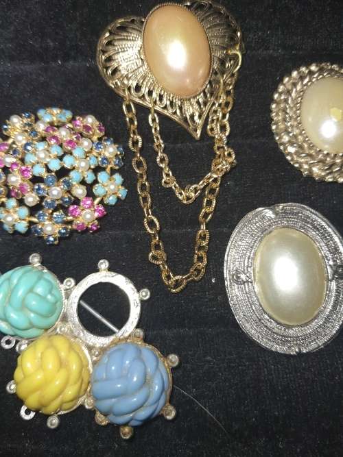 A COLLECTION OF VINTAGE BROOCHES WITH SEMI PRECIOUS STONES NOT TESTED SOLD AS IS