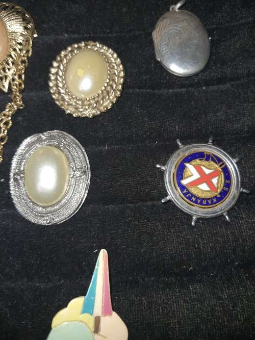 A COLLECTION OF VINTAGE BROOCHES WITH SEMI PRECIOUS STONES NOT TESTED SOLD AS IS