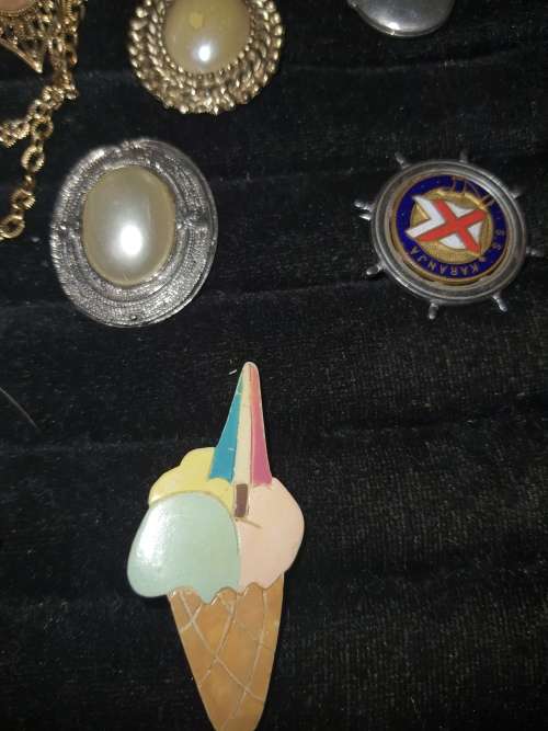 A COLLECTION OF VINTAGE BROOCHES WITH SEMI PRECIOUS STONES NOT TESTED SOLD AS IS