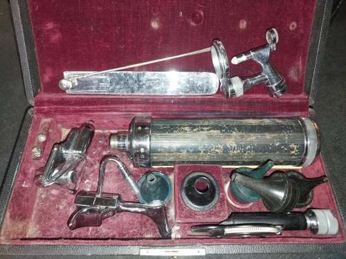 AN ANTIQUE DOCTORS MEDICAL TOOL SET SOLD AS IS