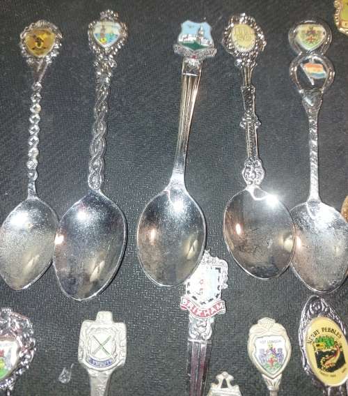 A JOBLOT VINTAGE COLLECTION MEMORABILIA SPOONS SOLD AS IS