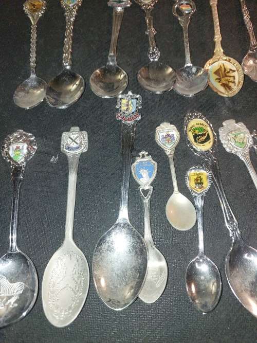 A JOBLOT VINTAGE COLLECTION MEMORABILIA SPOONS SOLD AS IS