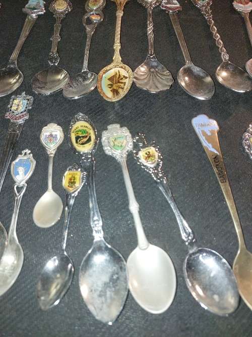 A JOBLOT VINTAGE COLLECTION MEMORABILIA SPOONS SOLD AS IS
