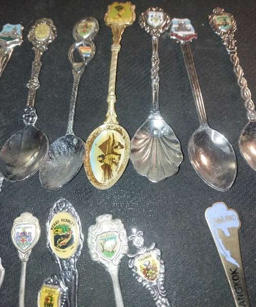 A JOBLOT VINTAGE COLLECTION MEMORABILIA SPOONS SOLD AS IS