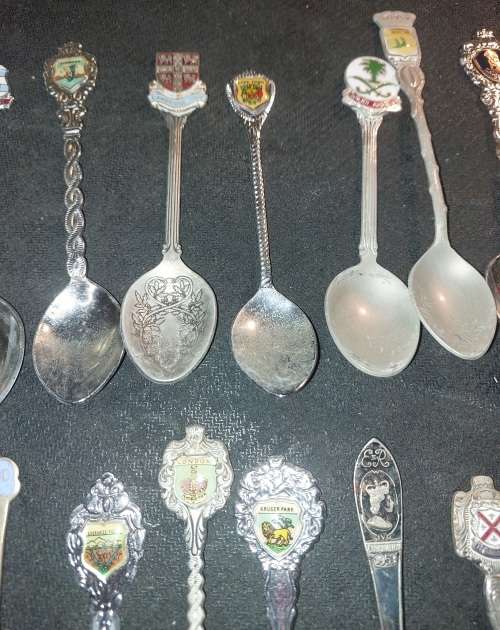 A JOBLOT VINTAGE COLLECTION MEMORABILIA SPOONS SOLD AS IS