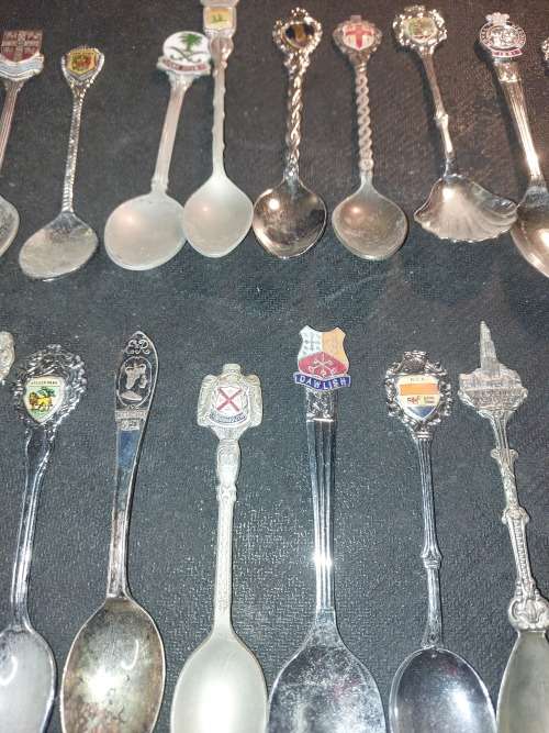 A JOBLOT VINTAGE COLLECTION MEMORABILIA SPOONS SOLD AS IS