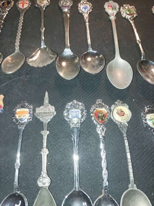 A JOBLOT VINTAGE COLLECTION MEMORABILIA SPOONS SOLD AS IS
