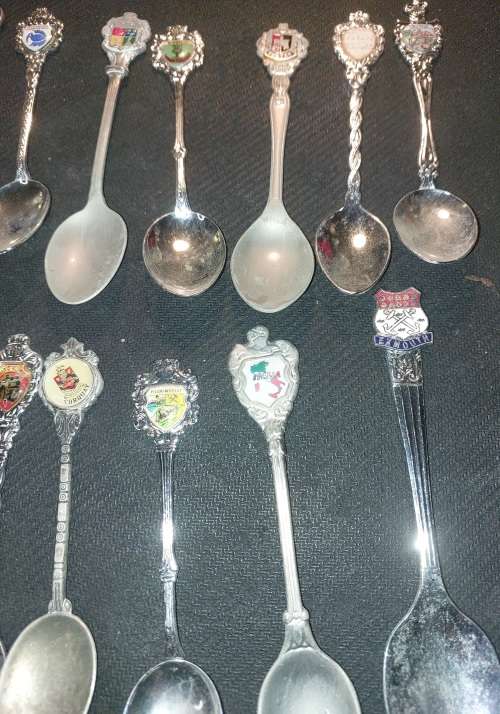 A JOBLOT VINTAGE COLLECTION MEMORABILIA SPOONS SOLD AS IS