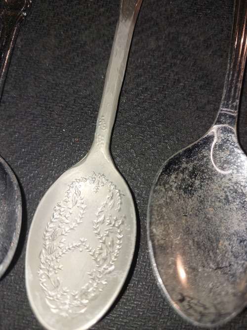 A JOBLOT VINTAGE COLLECTION MEMORABILIA SPOONS SOLD AS IS