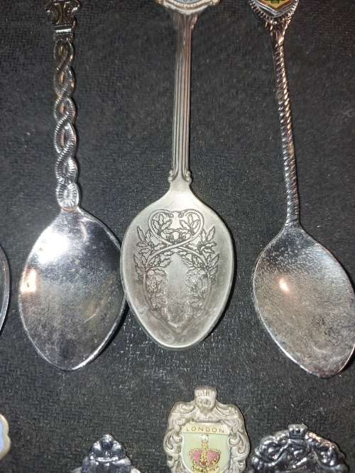A JOBLOT VINTAGE COLLECTION MEMORABILIA SPOONS SOLD AS IS