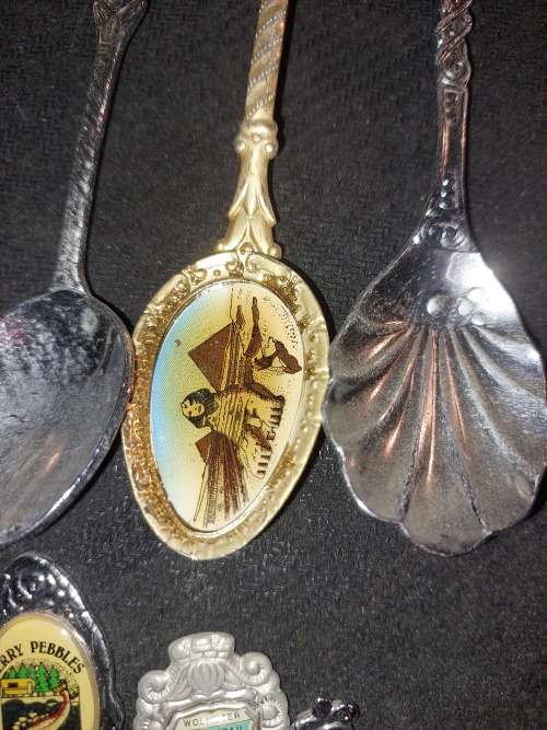 A JOBLOT VINTAGE COLLECTION MEMORABILIA SPOONS SOLD AS IS