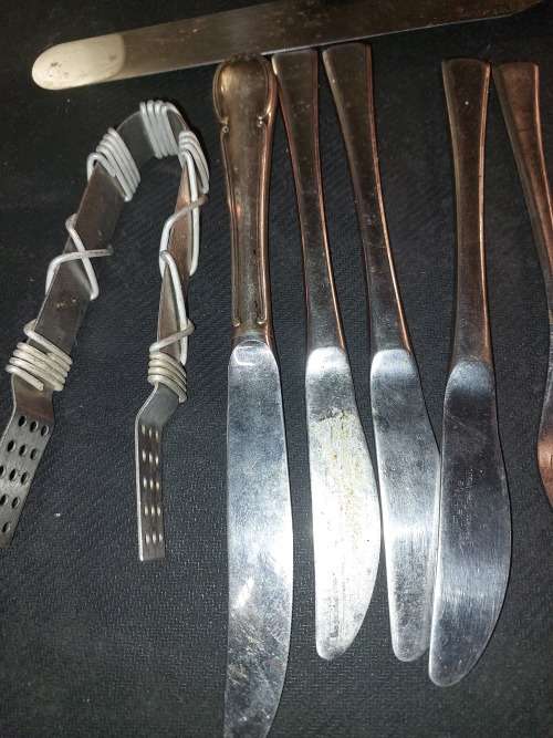 A VINTAGE JOBLOT STAINLESS STEEL CUTLERY SOLD AS IS