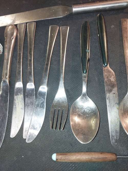 A VINTAGE JOBLOT STAINLESS STEEL CUTLERY SOLD AS IS