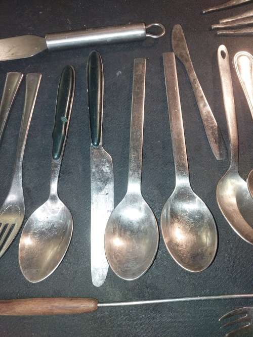 A VINTAGE JOBLOT STAINLESS STEEL CUTLERY SOLD AS IS