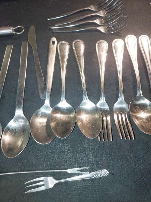 A VINTAGE JOBLOT STAINLESS STEEL CUTLERY SOLD AS IS