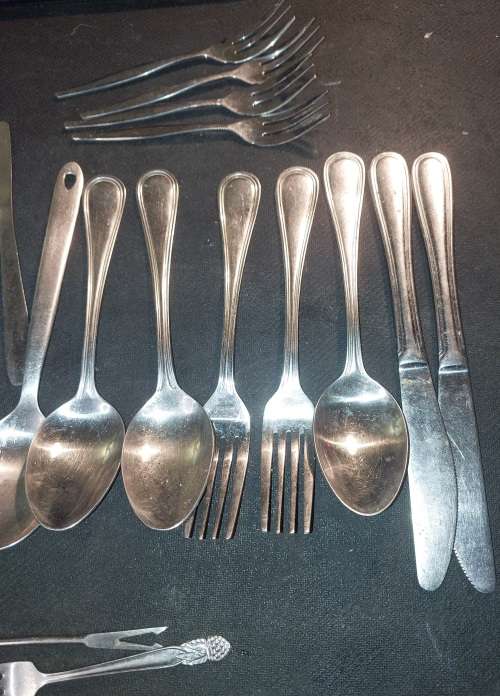 A VINTAGE JOBLOT STAINLESS STEEL CUTLERY SOLD AS IS