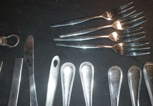 A VINTAGE JOBLOT STAINLESS STEEL CUTLERY SOLD AS IS