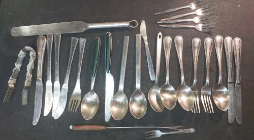 A JOBLOT VINTAGE COLLECTION MEMORABILIA SPOONS SOLD AS IS