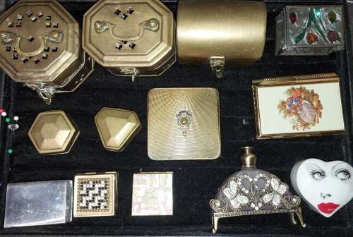 A VINTAGE AND ANTIQUE JOBLOT PILL BOXES AND JEWLRY BRASS BOXES SOLD AS IS